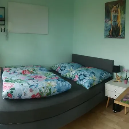 Kleines Baumhaus Fuer Zwei Campsite