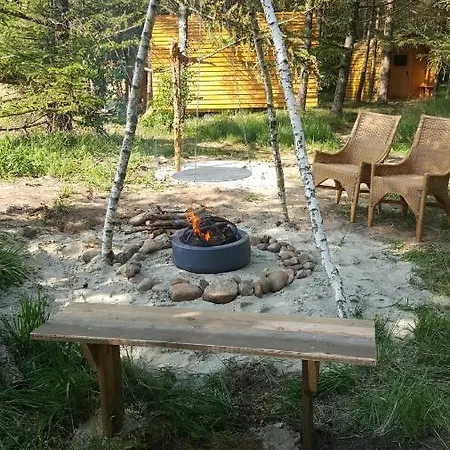 Kleines Baumhaus Fuer Zwei Campsite