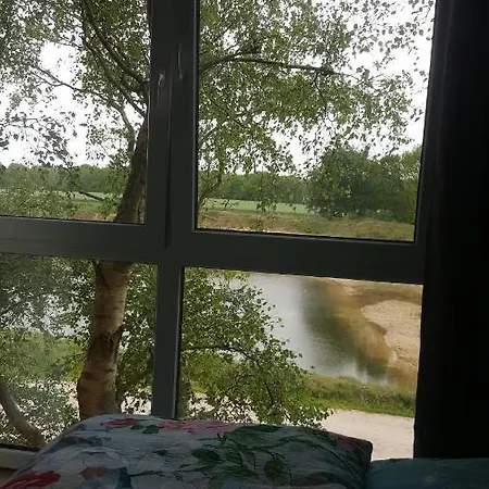 Kleines Baumhaus Fuer Zwei Campsite