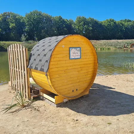 Kleines Baumhaus Fuer Zwei Campsite